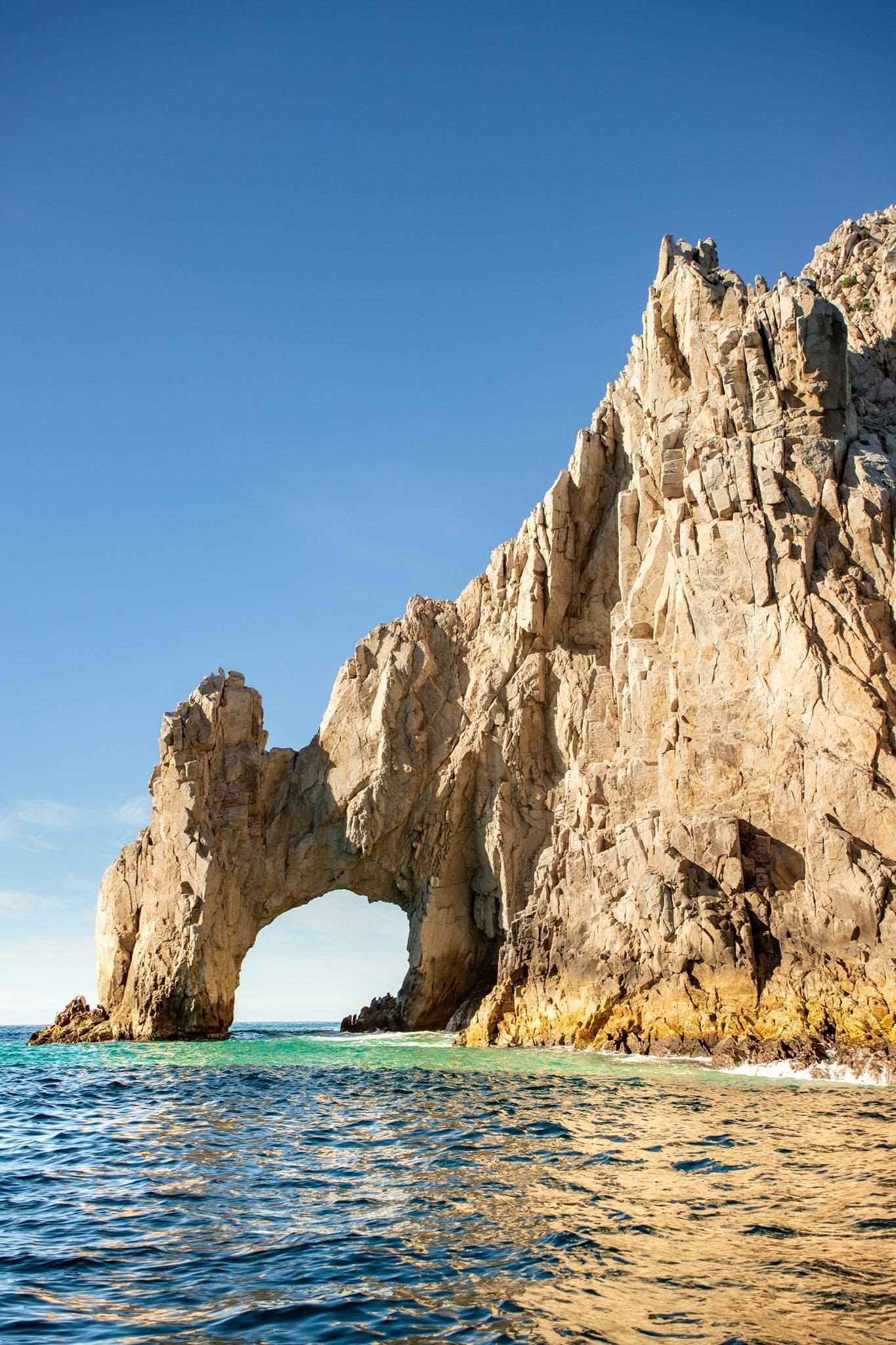 arco formado por piedras rocosas en medio del mar en Los Cabos mexico