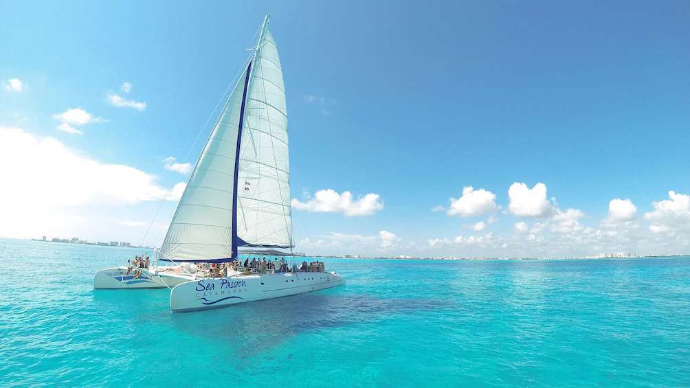 catamarán con personas abordo en las playas de México
