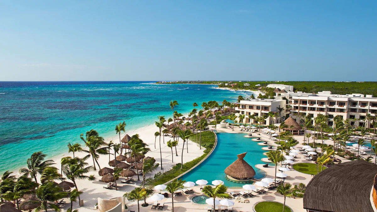 palmeras y piscinas de un hotel todo incluido