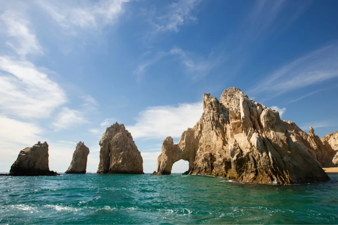 roca gigante en medio del mar de cortes llamada el fin de la tierra